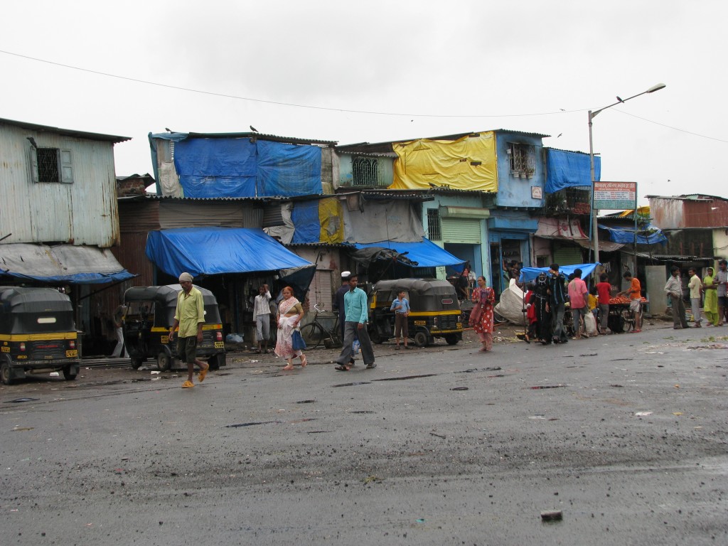 A Mumbai slum; this one located just near a large waste deposit area. Image Credit: Flickr McKay Savage